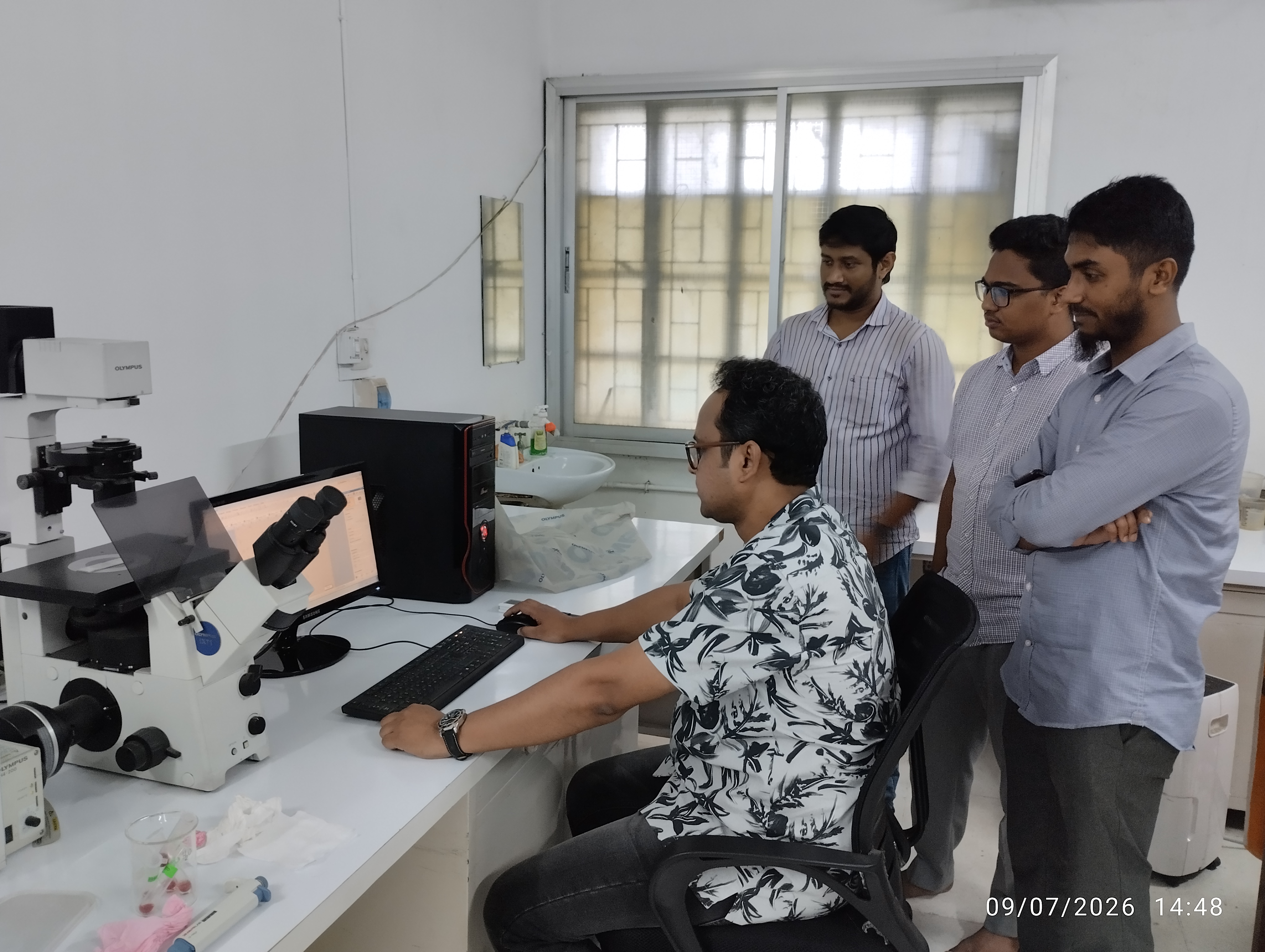 Iftekhar Md. Noor sir conducting fluorescence microscopy