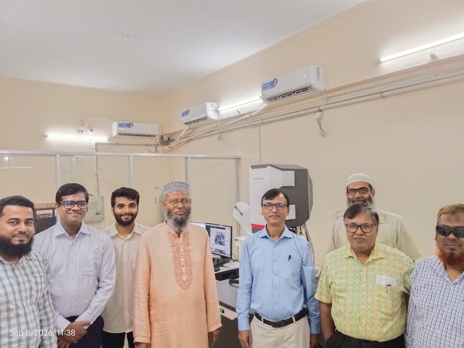 Teachers from JnU along with the director and the engineers of CSLab with the FESEM
