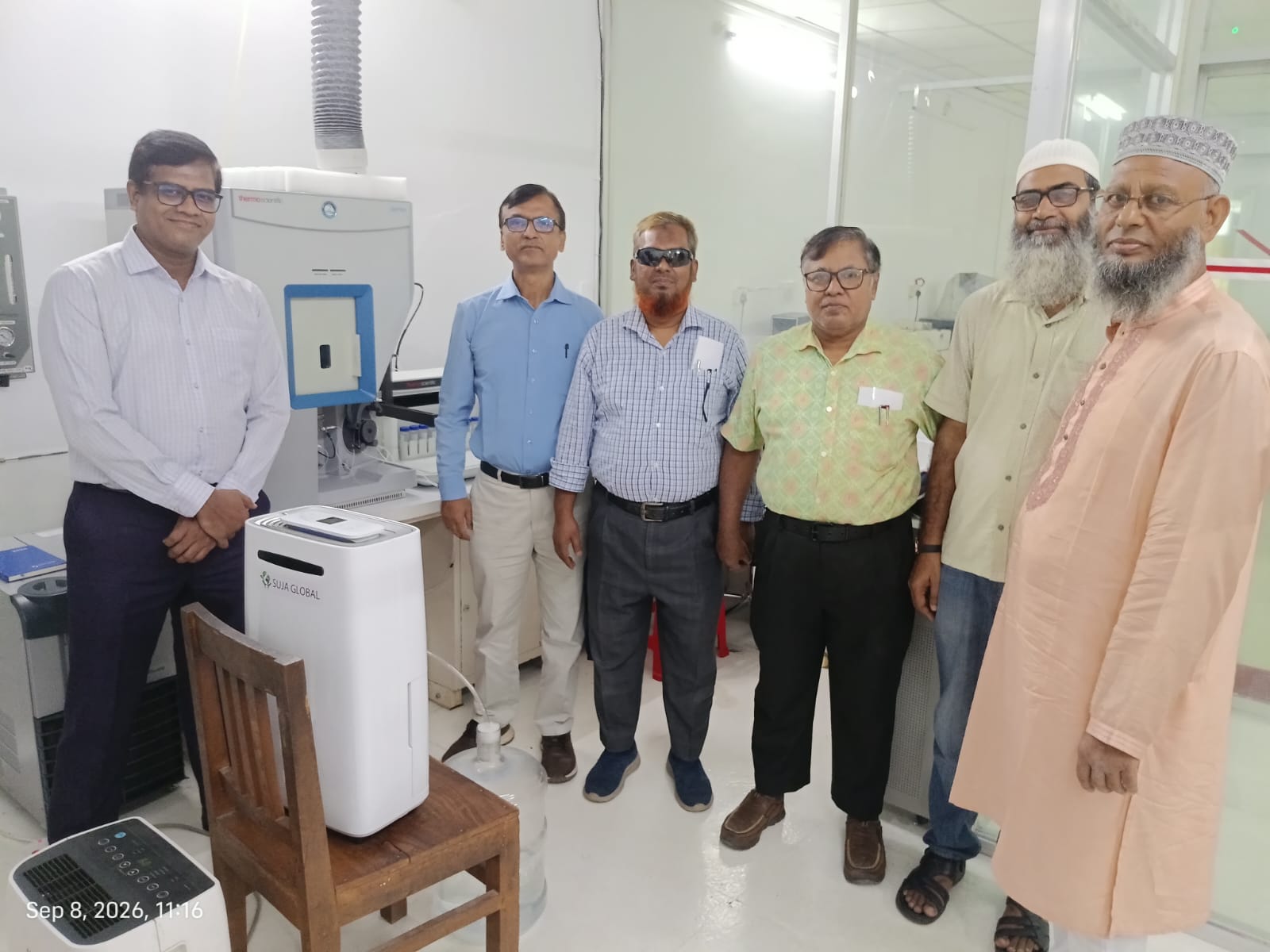 Teachers from JnU along with the director and the engineers of CSLab with the ICP-OES